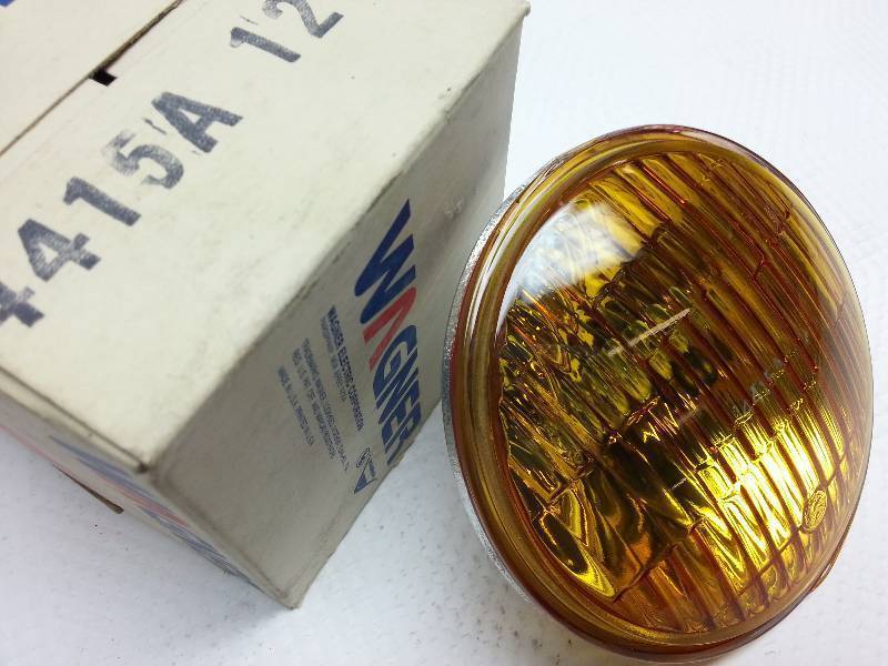 lot 9177 image: New in the box Wagner Lighting 4415A Sealed Beam Amber 12 volt 30 watt PAR36 series fluted lens service fog light.