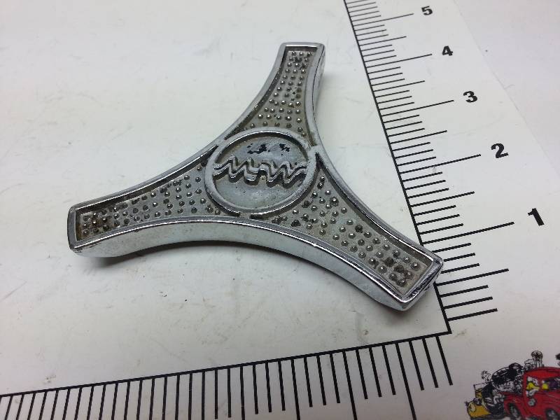 lot 8985 image: About 4 Tri Bar air cleaner Wing Nut with a MW logo in it and it has the 14 coarse threads for the stud