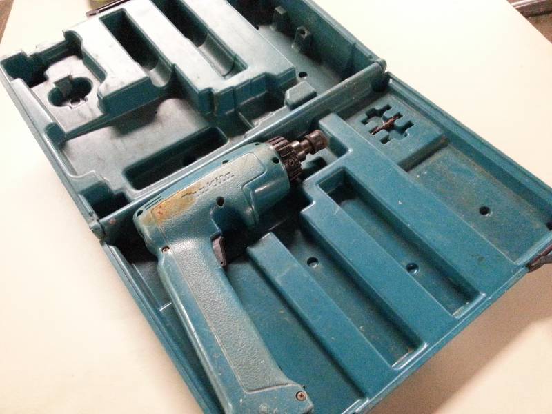 lot 8918 image: Makita battery powered screw driver with case but no battery
