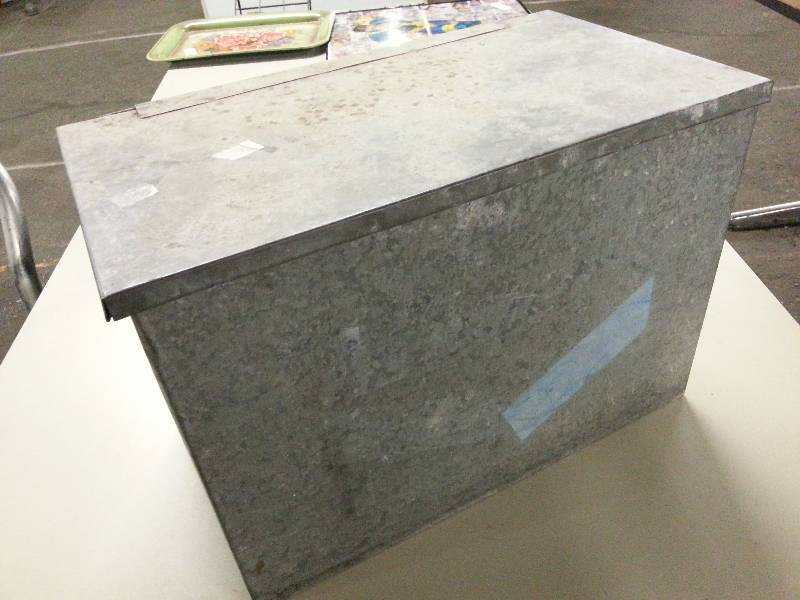 lot 8913 image: Old but rusty galvanized ice chest cooler 18 X 9