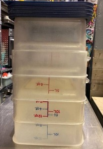 lot 5826 image: 12 qt. Plastic Containers wlids