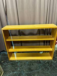 lot 5887 image: Solid oak bookshelf with two adjustable shelves