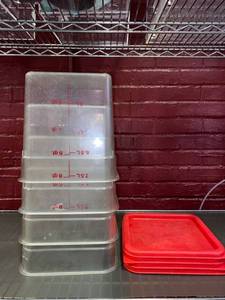 lot 21470 image: Lot of (8) 8qt Plastic Cambros with matching lids