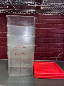 lot 21471 image: Lot of (7) 4-8qt square plastic Cambro with 3 matching Lids