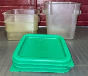lot 21472 image: Lot of Six 3 square plastic containers with 3 green matching lids