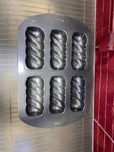 lot 21484 image: lot of (12) specialty baking pans