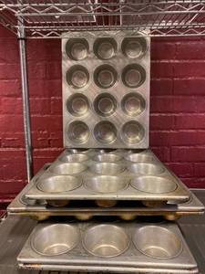lot 21485 image: A lot of 6 large muffin pans