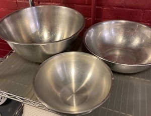 lot 21488 image: Miscellaneous a lot of three stainless steel mixing bowls