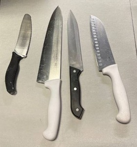 lot 21506 image: Lot of four knives