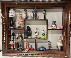 lot 21627 image: Very unique Wall hanging with several vintage items