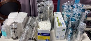 lot 21658 image: lot of 25 miscellaneous plastic cups matching down lids matching flat lids with straw whole bar napkins and drink carriers