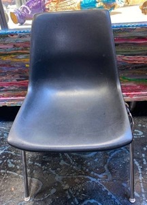 lot 21665 image: lot of (4)  stackable chairs