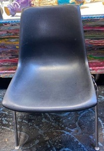 lot 21666 image: lot of (4) stackable chairs