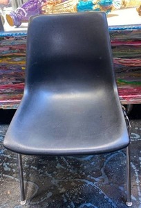 lot 21667 image: lot of (4) Stackable chairs