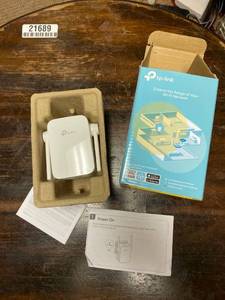 lot 21694 image: AC 750 Wi-Fi range extender