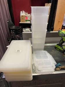 lot 21700 image: Lot of (20) items------(12) 13rd pan lids Lot of (5) 1.5 Gallon tubs (3) lids