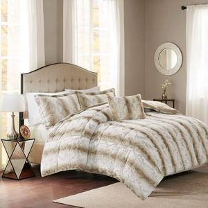 lot 1412 image: King Comforter Set
