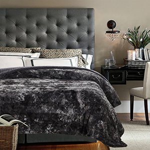 lot 1427 image: Fuzzy Blanket