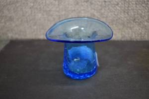 lot 5356 image: Vintage Hand Blown Blue Crackle Glass Top Hat  3x3.5