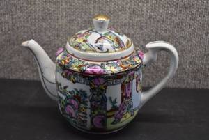 lot 5354 image: Vintage Chinese Teapot With Lid  9x6.5x5.5