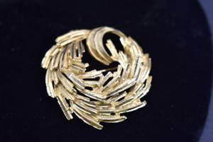 lot 1002 image: Circular Brooch with Flowers  Gold & Green Stones  1.5 Brooch
