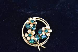 lot 1003 image: BSK Brooch  Gold  2 Brooch