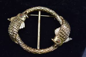 lot 1004 image: Brooch with Two Fish Overlapping  Gold & Red Stones  3 Brooch