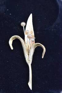 lot 1010 image: Unbanded Flower Brooch  Gold-tone, Rhinestones, and Perls  3.5 Brooch