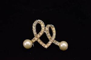 lot 1021 image: Brooch  Rhinestones, Pearl, and Silver-tone  1.5 Brooch