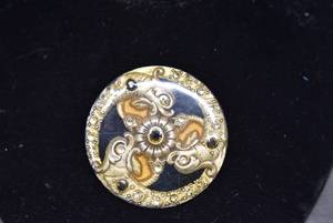lot 1031 image: Circular Brooch  1.5