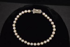 lot 1032 image: Mikimoto Pearl Bracelet with Silver Clasp  Silver-toneMikimotoPearl  4
