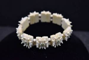 lot 1039 image: Carved Horn Bracelet  3.5
