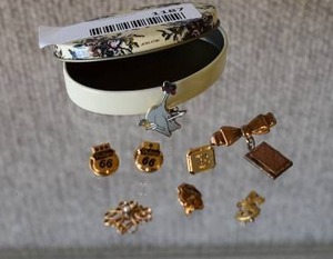 lot 1187 image: Assorted Brooches & Cufflinks  Phillips 66