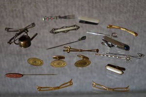 lot 1190 image: Lot of Assorted Pins, Clips, Hat Pins, Etc.
