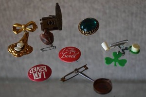lot 1191 image: Lot of 8 Vintage Pins  Cameo, St. Patricks, Etc.