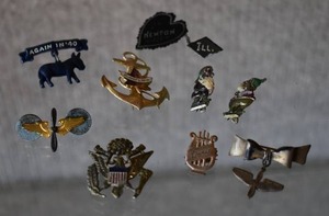 lot 1192 image: Lot of 9 Vintage Pins  Travel, Political, Etc.