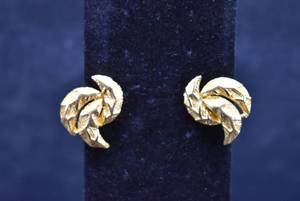lot 1046 image: Pair of Gold Tone Leaf Screw Back Earrings  Coro  1