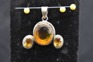 lot 1057 image: Set of Citrine Pendant and Stud Earrings  Sterling  Pendant 34 Earrings 38