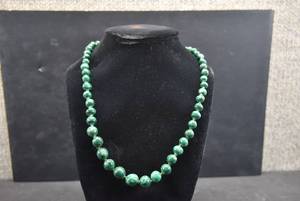 lot 1071 image: Strand of Malachite Beads  Barrel Clasp  10