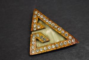 lot 1080 image: Vintage Bakelite Rhinestone Triangle Brooch  2x1 12