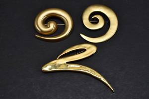 lot 1089 image: Lot of 3 Gold Tone Brooches  MJENT & Monet  V shape & Swirls