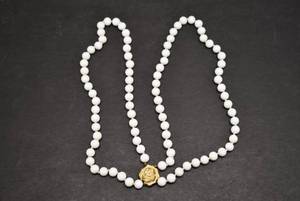 lot 1118 image: Costume Jewelry Necklace  White & Gold Tone