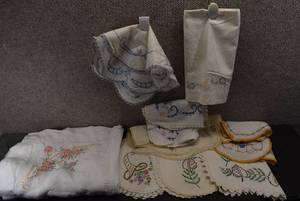 lot 1124 image: Flat of Placemats, Tablecloth, and Doilies