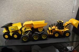 lot 1140 image: Lot of 3 Toy Construction Vehicles  Tonka, CAT, and Matchbox  Dump Trucks & Bulldozer