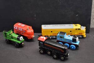 lot 1158 image: Lot of 5 Toy Trains