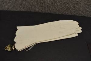 lot 2031 image: Crescendoe Womens Cloth Gloves  White & Scalloped  Size 6 12