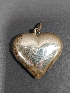 lot 3066 image: VTG Sterling Heart Pendant Puffy Hollow 5.9g