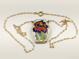 lot 3074 image: VTG Gold Tone Necklace Cloisonne White Vase Pendant