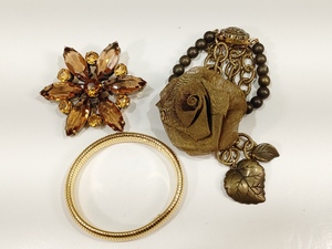 lot 3075 image: VTG Lot Mixed Metals Bracelets and Brooch