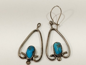 lot 3082 image: VTG Sterling Earrings Turquoise Dangle Earrings Missing one hook